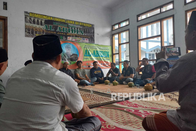 Perwakilan HDCI berkunjung ke Ponpes Miftahul Huda Al Abidin di Kecamatan Cihaurbeuti, Kabupaten Ciamis, Ahad (28/5/2023). Kunjungan itu dilakukan untuk bersilaturahmi usai insiden kecelakaan santri yang melibatkan moge pada Sabtu (27/8/2023). 