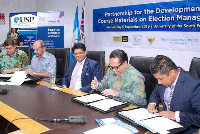 Perwakilan IDEA Adhy Aman, Prof Richard Coll dari USP, Acting  PM Fiji Aiyaz Sayed-Khaiyum, Dubes RI untuk Fiji Benyamin Scott Carnadi, dan Mohammed Saneem dari FEO (dari kiri ke kanan) saat penandatanganan perjanjian kemitraan di Kampus USP, Suva, Fiji, Rabu (5/9).