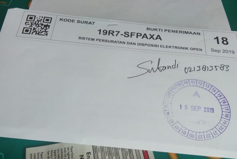 Perwakilan jamaah korban First Travel Zuherial dan Slamet Subekti mengirimkan surat kepada Presiden RI Joko Widodo, Rabu (18/9). I