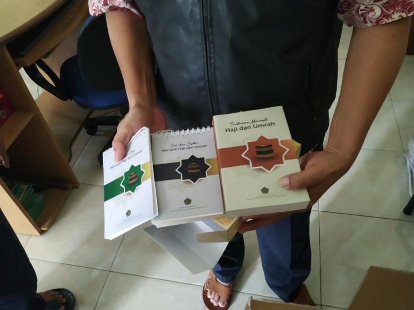 Buku panduan manasik haji di Kantor Kemenag Kota Tasikmalaya. Kabupaten Tasikmalaya akan Berangkatkan 674 Calon Jamaah Haji