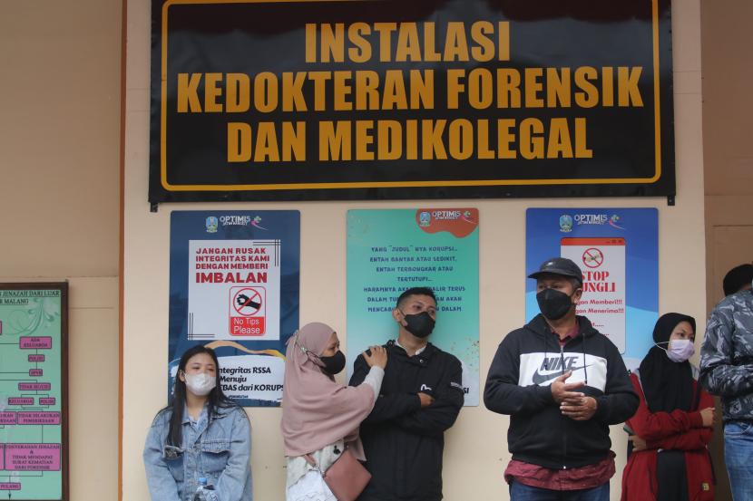 Perwakilan keluarga korban kerusuhan sepak bola menunggu hasil identifikasi di depan kamar jenazah Rumah Sakit Saiful Anwar, Malang, Jawa Timur, Ahad (2/10/2022). Korban meninggal dunia kerusuhan pertandingan Arema melawan Persebaya di Stadion Kanjuruhan Malang tercatat 130 orang. 