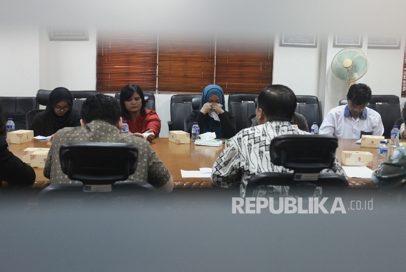 Perwakilan keluarga WNI korban penculikan kelompok Abu Sayyaf di Filipina mendatangi Direktorat Jenderal Perlindungan Warga Negara Indonesia dan Badan Hukum Indonesia (PWNI-BHI) di Jakarta, Senin (1/8).