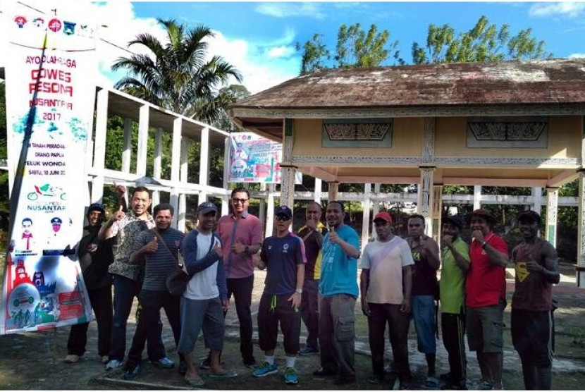 Perwakilan Kemenpora dan sejumlah pemuda Kabupaten Teluk Wondama Papua menyiapkan kegiatan Gowes Pesona Nusantara di Teluk Wondama yang akan berlangsung Sabtu (10/6).