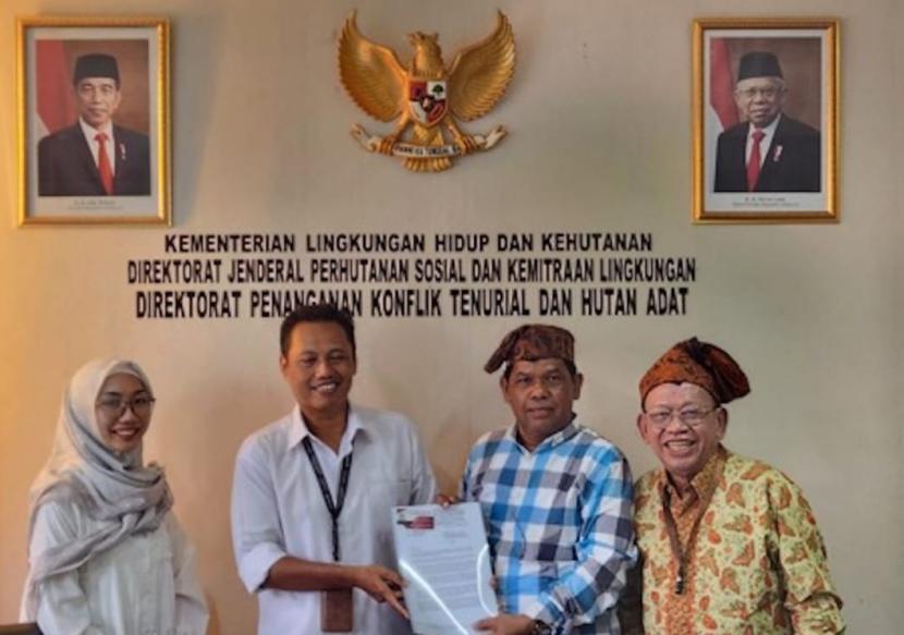 Perwakilan Kementerian Lingkungan Hidup dan Kehutanan RI, Direktorat Penanganan Konflik Tenurial dan Hutan Adat Agung Pambudi Agung Pambudi (kedua kiri) menerima Ketua Umum DPP/Presidium Pemangku Adat dan Cendikiawan Simalungun (PACS)/Partuha Maujana Simalungun (PMS) Dr. Sarmedi Purba (kanan) bersama M. Sharon dan Rohdian Purba di Kantor KLHK pada Rabu (18/9/2024).