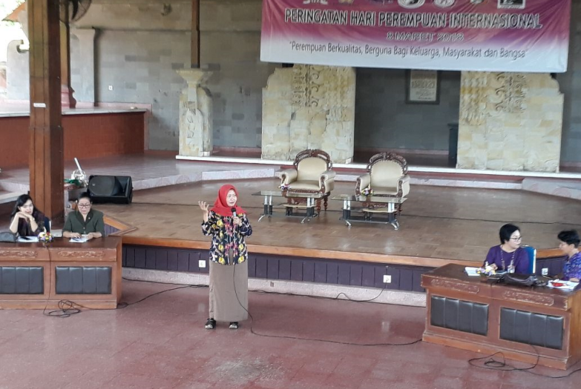 Perwakilan Komisi Nasional Antikekerasan Terhadap Perempuan, Masrurah memberikan sambutan dalam momen Hari Perempuan Internasional 2018 di Denpasar, Bali, Kamis (8/3).