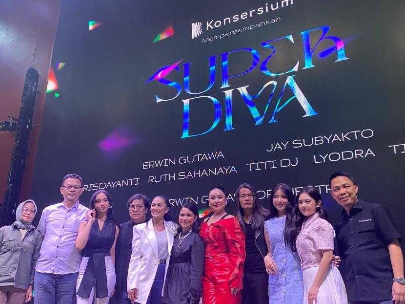 Perwakilan Konsersium Anak Nusantara, Erwin Gutawa, Jay Subiakto, 3 Diva dan Super Girls hadir dalam konferensi pers konser Super Diva di Midaz Senayan Golf, Rabu (26/6/2024).