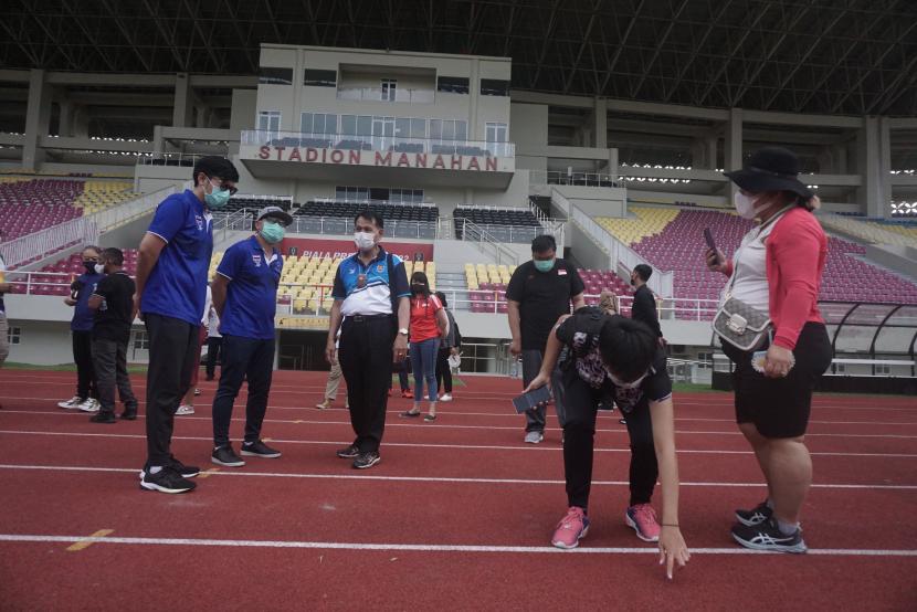Perwakilan kontingen negara peserta ASEAN Paragames meninjau lintasan lari atletik saat melakukan kunjungan di Stadion Manahan, Solo, Jawa Tengah, Jumat (1/7/2022). Kunjungan tersebut untuk meninjau kesiapan venue di Solo jelang ASEAN Paragames 2022 pada 30 Juli hingga 6 Agustus mendatang. 