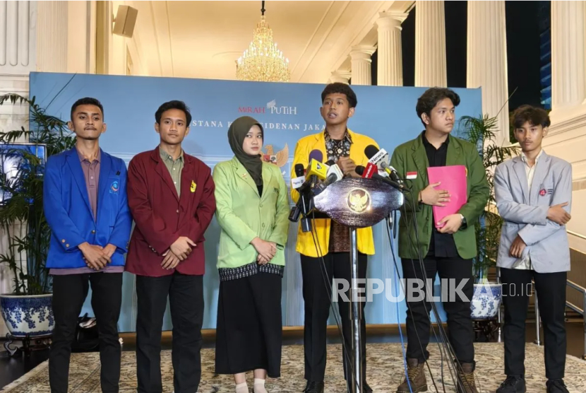 Perwakilan mahasiswa dari sejumlah perguruan tinggi saat menyampaikan pernyataan terkait hasil dialog tuntutan 17+8 dengan perwakilan pemerintah di Istana Kepresidenan, Jakarta, Kamis (4/9/2025). 