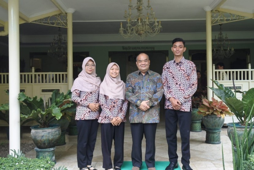   Perwakilan mahasiswa-mahasiswa Universitas Aisyiyah (Unisa) Yogyakarta yang akan mengikuti Kapal Pemuda Nusantara (KPN), ketika menemui Wakil Gubernur DIY, Sri Paduka Paku Alam X.