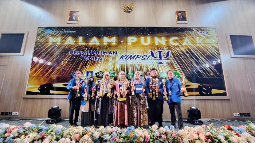 Perwakilan Mahasiswa Prodi Psikologi UII Menerima Piala di Kompetisi Ilmiah Mahasiswa Psikologi (KIMPSI) Universitas Islam IV-2023, di Universitas Islam Negeri (UIN) Raden Fatah Palembang.