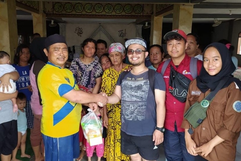 Perwakilan mahasiswa STMIK Nusa Mandiri saat menyalurkan bantuan kepada korban banjir di daerah Cengkareng.