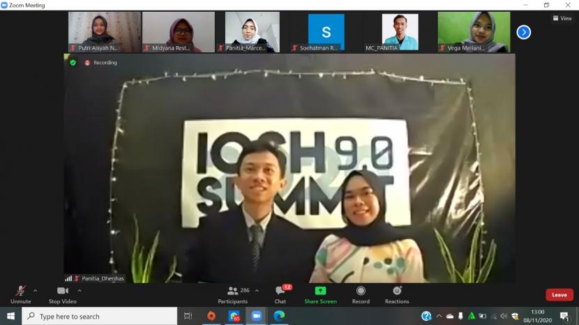 Perwakilan mahasiswa UAD saat pengumuman pemenang lomba poster Indonesian Occupational Safety and Health (IOSH) Summit 2020 melalui Zoom. 