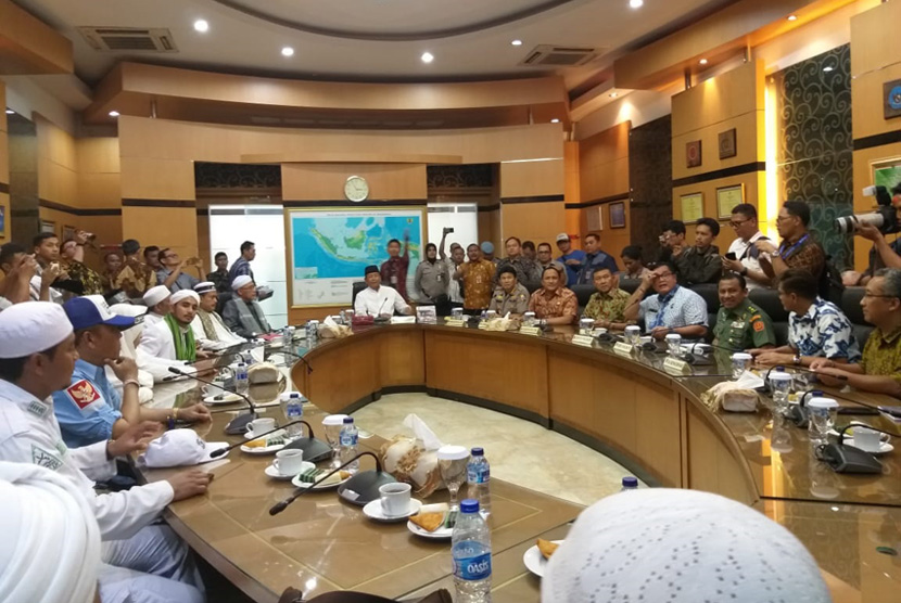 Coordinating Minister for Political and Security Affairs Wiranto receives representatives of 2nd Defend Tawheed rally committee at his office, Jakarta, Friday (Nov 2). 