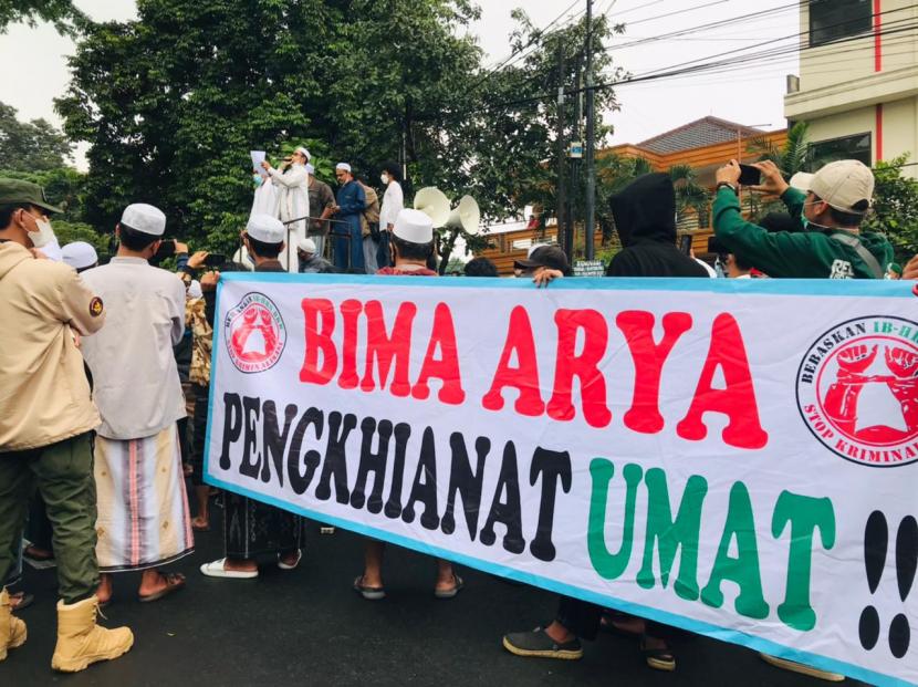Perwakilan massa pendukung Habib Rizieq Shihab bacakan pernyataan sikap terhadap Wali Kota Bogor Bima Arya, Jumat (18/6).