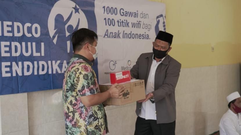 Perwakilan Medco Foundation menyerahkan bantuan 100 gawai untuk pelajar madrasah di Sampang, Madura. Donasi gawai ini merupakan bagian dari Gerakan 1.000 Gawai bagi Anak Negeri’ yang berasal dari donasi Pekerja & Manajemen Medco Grup.