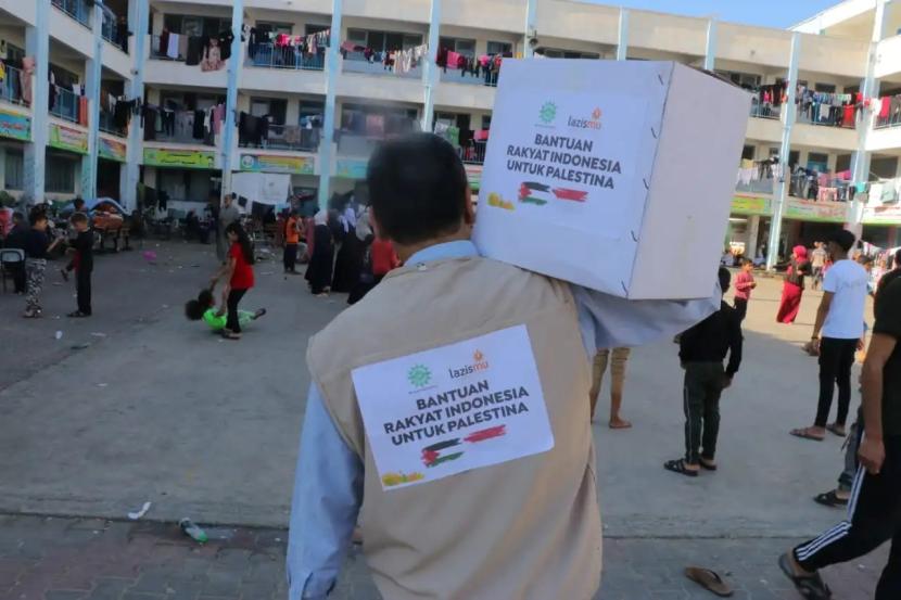 Perwakilan mitra LazisMu membawa sebagian bantuan yang disalurkan LazisMu kepada warga Palestina.