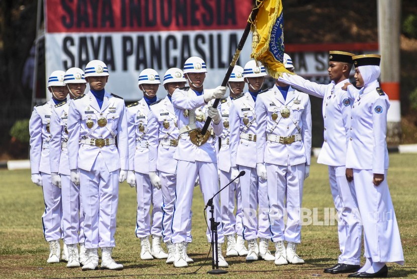 Perwakilan Muda Praja Institut Pemerintahan Dalam Negeri (IPDN) angkatan XXX yang telah dilantik membacakan ikrar kode kehormatan praja di Lapangan Institut Pemerintahan Dalam Negeri (IPDN), Jatinangor, Kabupaten Sumedang, Kamis (31/10).