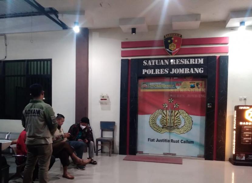 Perwakilan Muhammadiyah mendatangi Markas Polres Jombang, Jatim untuk melaporkan peneliti BRIN Andi Pangerang Hasanuddin.