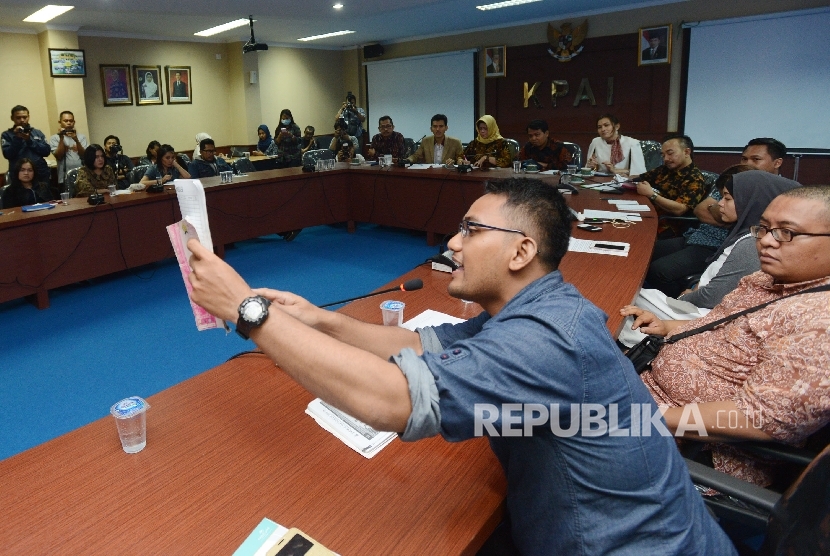  Perwakilan orang tua korban yang diduga vaksin palsu memberikan keterangan kepada Pimpinan Komisi Perlindungan Anak Indonesia saat memberikan surat pelaporan di Kantor KPAI, Jakarta, Kamis (21/7). (Republika/ Raisan Al Farisi)