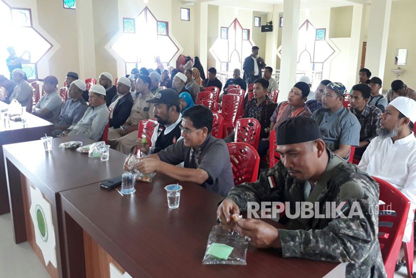 Perwakilan ormas Islam dan tokoh adat menggelar musyawarah akbar di Bukittinggi, Sumatra Barat, Ahad (25/3). Pertemuan tersebut membahas upaya dialog dengan IAIN Bukittinggi terkait aturan cadar. 