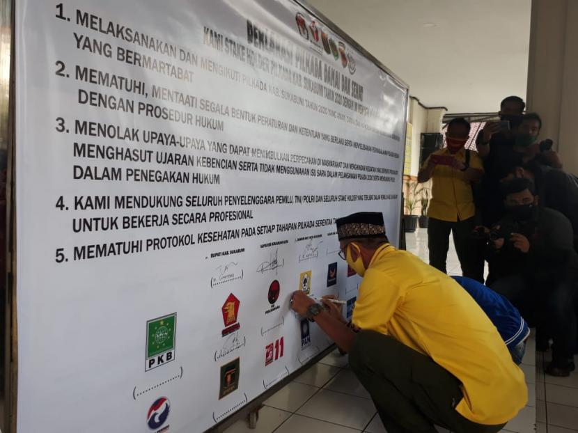 Perwakilan partai politik menandatangani deklarasi pilkada damai dan sehat pilkada Kabupaten Sukabumi di Mapolres Sukabumi Kota, Kamis (10/9)