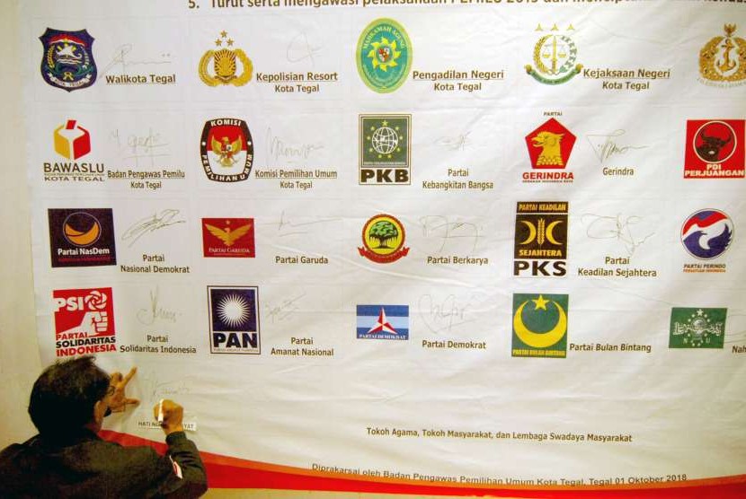 Perwakilan partai politik menandatangani spanduk saat Deklarasi Kampanya Pemilu damai di Tegal, Jawa Tengah, Senin (1/10).