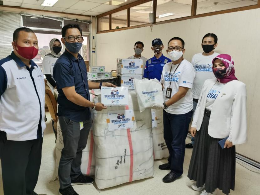 Perwakilan pegawai PT Surveyor Indonesia (Persero) menyerahkan bantuan alat kesehatan (alkes) dan lain-lain kepada RS Pertamina Tarakan, Jakarta.