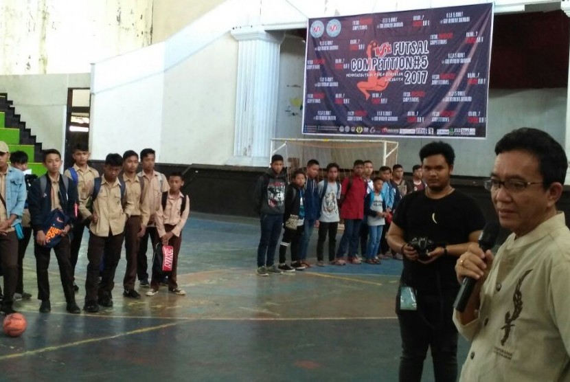 Perwakilan pejabat Pemerintah Kota  Sukabumi Adang Taufik membuka turnamen BSI Futsal Competition 5.   