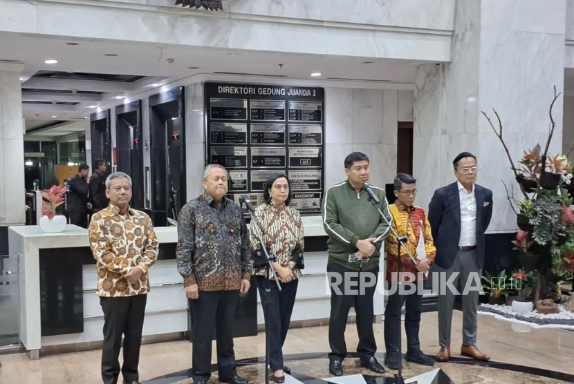 Perwakilan pemerintah, gubernur Bank Indonesia, dan DPR dalam konferensi pers di Gedung Kementerian Keuangan, Jakarta Pusat, Kamis (20/2/2025).