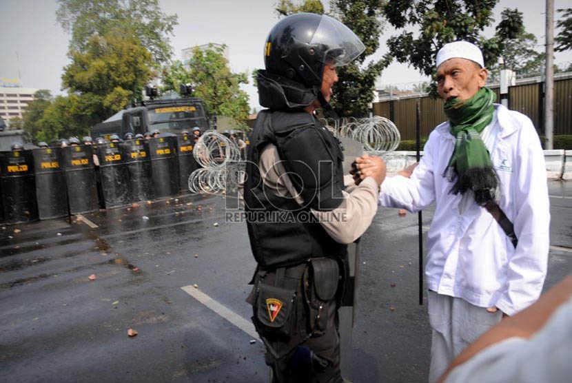  Perwakilan pengunjuk rasa dan petugas kepolisian melakukan negosiasi saat aksi unjuk rasa mengecam film anti Islam di depan Kedubes Amerika Serikat, Jakarta, Senin (17/9). (Aditya Pradana Putra/Republika)
