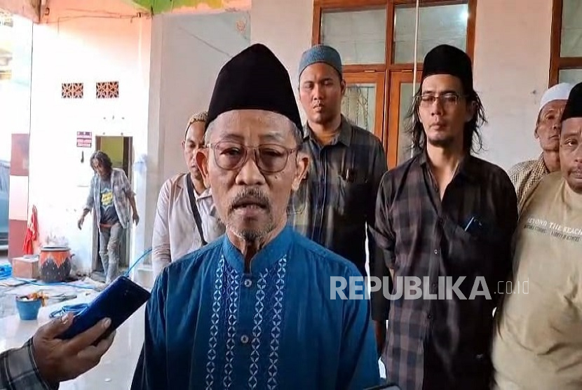 Perwakilan pengurus inti pondok (Ndalem), Ketua Alumni Ponpes Al Khoziny sekaligus  KH M. Zainal Abidin saat memberikan keterangan kepada awak media.