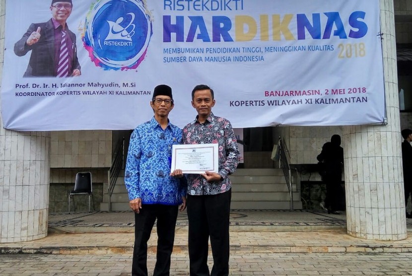 Perwakilan Pimpinan AMIK BSI Pontianak menerima penghargaan dari Kopertis Wilayah XI Kalimantan.