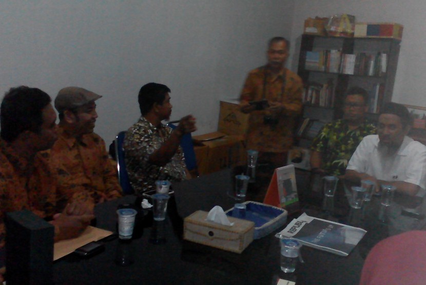 Perwakilan Ponpes Modern Islam Assalam berkunjung ke kantor Harian Republika perwakilan DIY, Jateng, Jatim. 