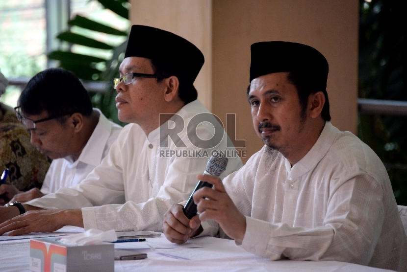 Perwakilan PP. Muhammadiyah Amirsyah Tambunan(2kiri) dan Ketua Wahdah Islamiyyah M. Zaitun Rasmin (kanan) menjadi raeasumber dalam diskusi Ramadhan di Jakarta, Selasa(23/6).