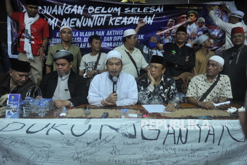 Perwakilan Presidium Alumni Aksi 212 menggelar jumpa pers di kantor Komnas HAM, Jakarta, Jumat (12/5).