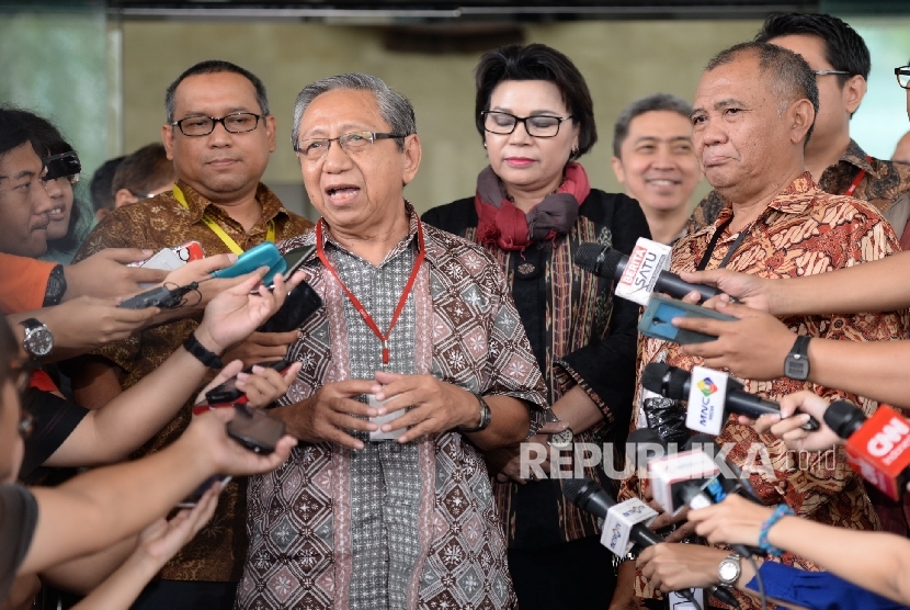 Perwakilan Profesor Bambang Widodo Umar (kiri) bersama Ketua KPK Agus Rahardjo (kanan) usai melakukan diskusi tertutup di gedung KPK, Jakarta, Jumat (19/2). (Republika/Wihdan)