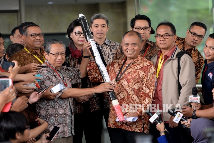  Perwakilan Profesor Bambang Widodo Umar (kiri) secara simbolis memberikan pensil raksasa kepada Ketua KPK Agus Rahardjo (kanan) usai melakukan diskusi tertutup di gedung KPK, Jakarta, Jumat (19/2). (Republika/Wihdan)