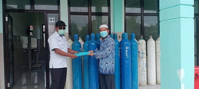 Perwakilan PT Aneka Tambang Tbk (Antam) menyerahkan bantuan tabung oksigen.