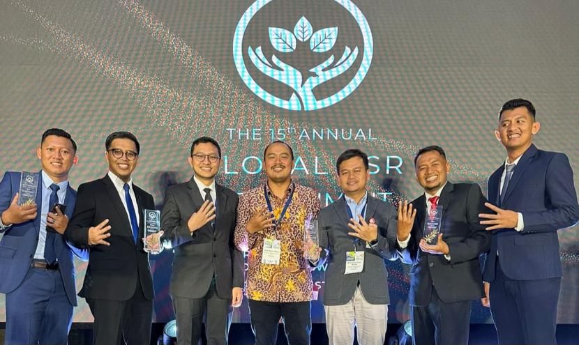  Perwakilan PT Pertamina Patra Niaga Regional Jawa Bagian Tengah berfoto bersama dengan penghargaan yang diterima di ajang Annual Global CSR & ESG Summit and Awards 2023. 