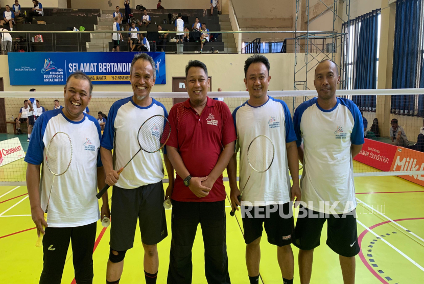 Perwakilan Republika di Kejuaraan Bulu Tangkis Antar Media Kusnan (kiri) dan Fitriyanto (kanan) sebelum bertanding di GOR Tanah Abang, Benhil, Jakarta Pusat, Selasa (19/11/2024).