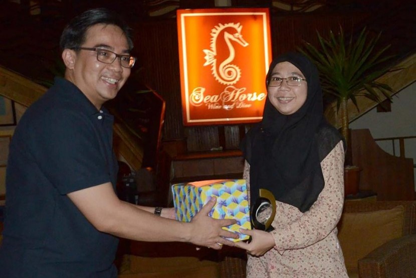Perwakilan Republika Friska Yolandha menerima penghargaan dari PT Bank Pembangunan Jawa Barat dan Banten Tbk (BJB). Republika Online (ROL) mendapat penghargaan BJB sebagai portal daring terbaik. 