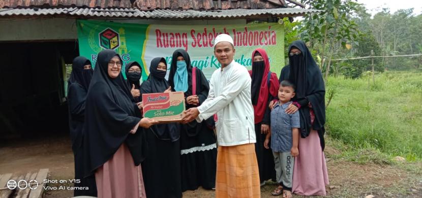 Perwakilan Rumah Sedekah Indonesia memberikan bantuan sembako pada pengungsi banjir dan longsor di Cigobang, Kabupaten Lebakm Banten, Jumat (2/10)