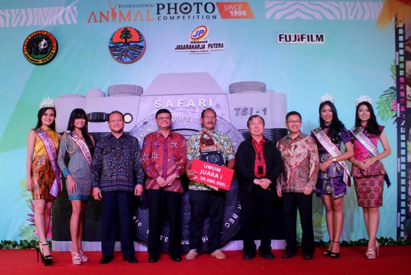 Perwakilan Taman Safari Indonesia berfoto bersama seusai pengumuman Pemenang IAPC 2016 di Taman Safari Indonesia Bogor. 