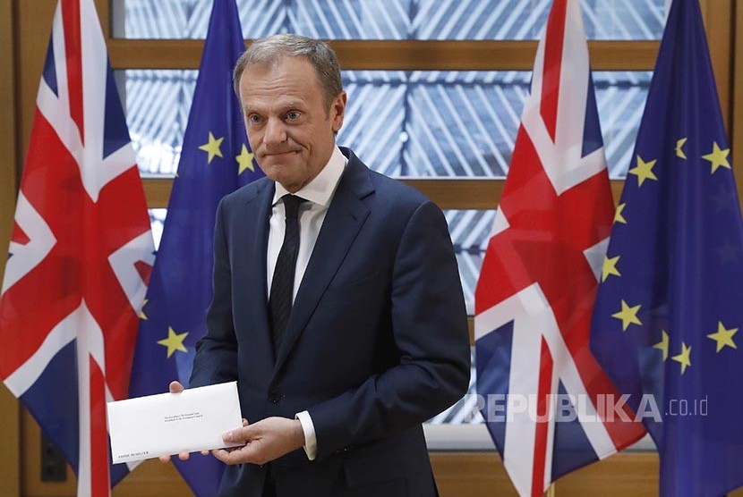 Presiden Uni Eropa Donald Tusk memegang surat resmi pengunduran diri Inggris dari Uni Eropa (Brexit) dari PM Inggris sebeumnya Theresia May.