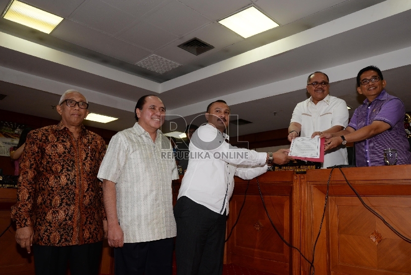Perwakilan tokoh yang menamakan Gerakan Selamatkan NKRI, Bambang Wiwoho (kiri), Mayjend TNI (Purn) Prijanto (dua kiri), dan Ferdinand Hutahaean (tengah), menyerahkan pernyataan sikap kepada Wakil Ketua Mahkamah Kehormatan Dewan (MKD) Junimart Girsang (dua 