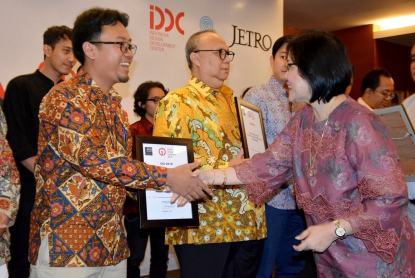 Perwakilan Toyota saat menerima penghargaan Good Design Indonesia 2018