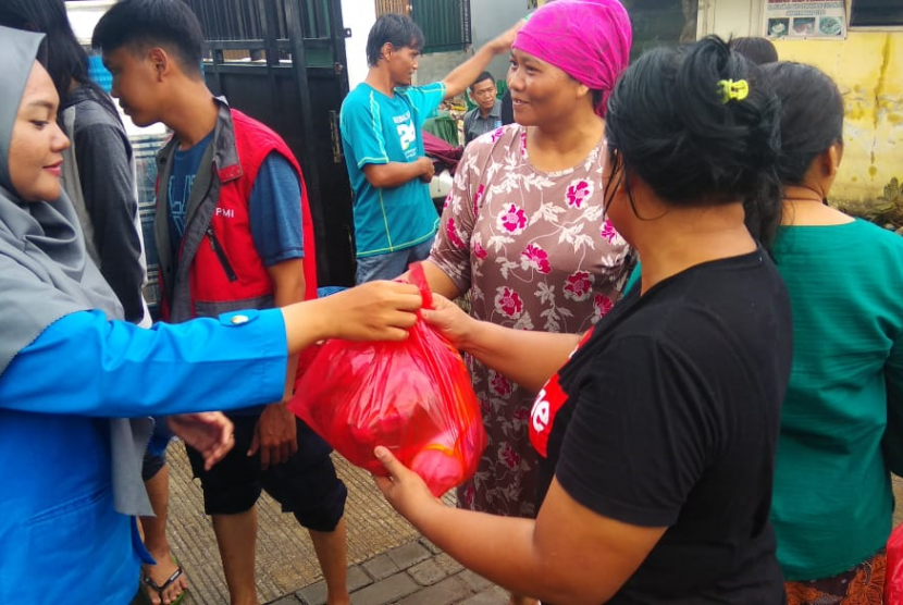 Perwakilan UBSI Kampus Cengkareng memberikan  bantuan untuk korban banjir di kawasan Pesakih-Semanan, Cengkareng, Jakarta Barat.