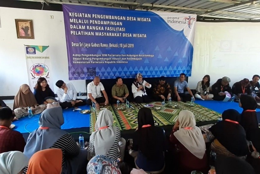 Perwakilan UBSI memberikan pembekalan kepada peserta pelatihan desa wisata di Desa Srijaya, Bekasi.