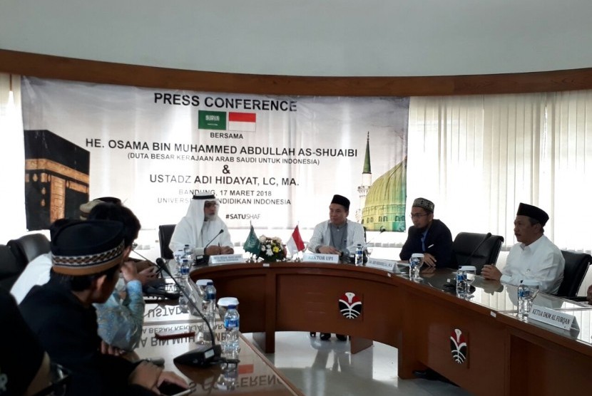 Perwakilan ulama dan Duta Besar Arab Saudi menggelar konferensi pers terkait penolakan terhadap politisasi ibadah haji dan umrah di Gedung rektorat UPI, Kota Bandung, Sabtu (17/3). 