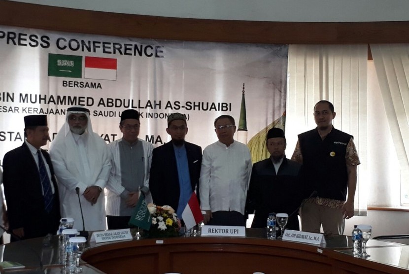 Perwakilan ulama dan Duta Besar Arab Saudi Osama bin Muhammad Abdullah menggelar konferensi pers terkait penolakan terhadap politisasi ibadah haji dan umrah di Gedung Rektorat UPI, Kota Bandung, Sabtu (17/3).